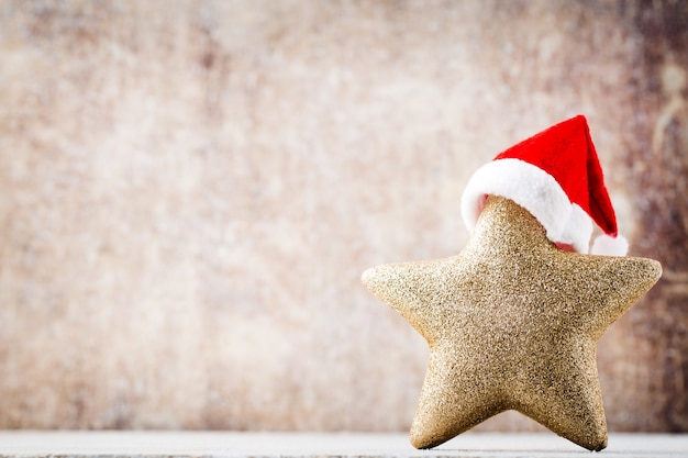 サンタの帽子をかぶったクリスマスの星。ヴィンテージの背景。