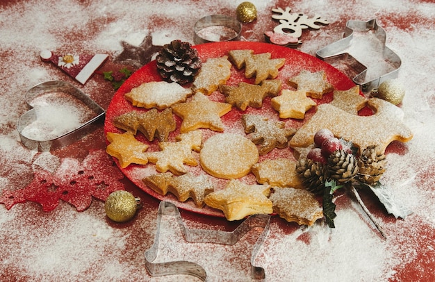 Foto natale still life close up biscotti di panpepato su uno sfondo rossofuoco selettivo