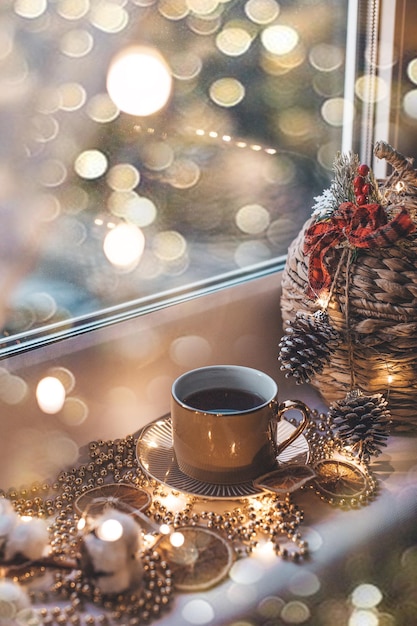 Photo christmas still life cup of hot tea with citrus on the windowsill