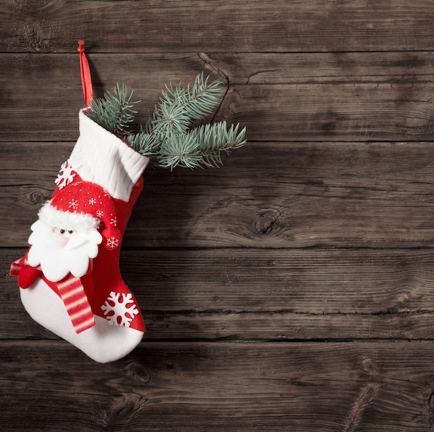 Foto christmas stocking met geschenken donkere oude houten muur hangen