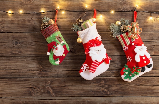 写真 暗い古い木製にぶら下がっている贈り物とクリスマスの靴下