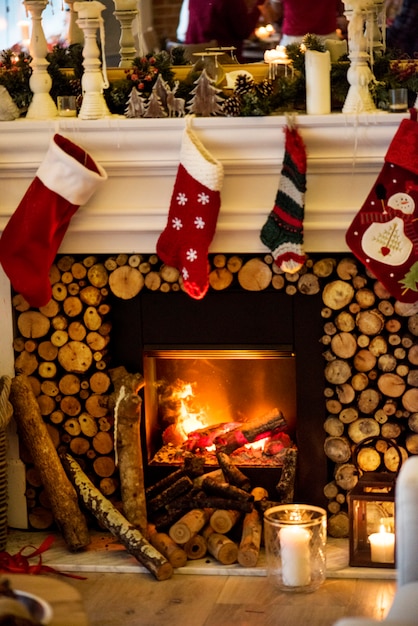 Photo christmas stockings hanging by the chimney