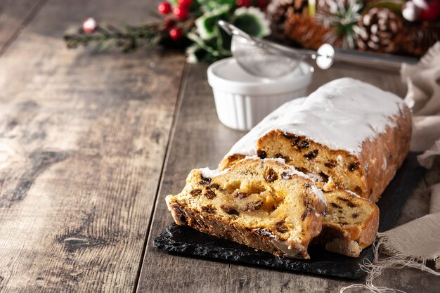 나무 테이블에 크리스마스 stollen 과일 케이크