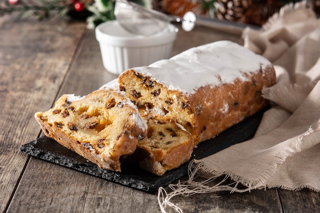 나무 테이블에 크리스마스 stollen 과일 케이크