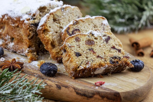 Foto stollen natalizio con una miscela di frutta secca noci e zucchero a velo su una tavola