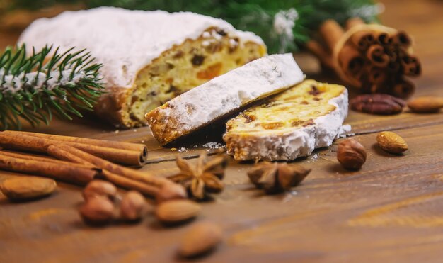 Foto stollen di natale su fondo di legno. messa a fuoco selettiva.holoday