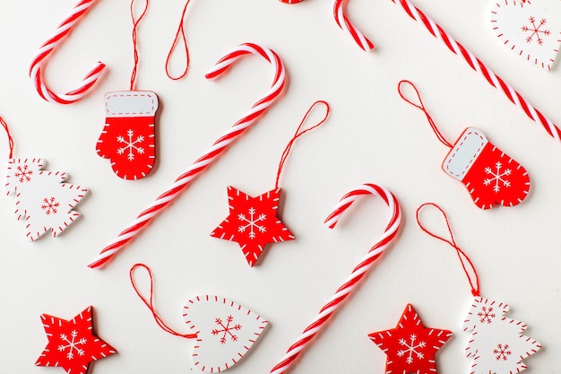 Superficie natalizia di caramelle e decorazioni natalizie nei colori bianco e rosso