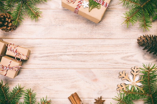 나무 테이블에 전나무 나무와 선물 상자 크리스마스 표면