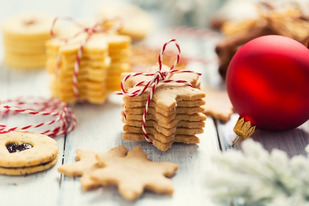 Stelle di biscotti dolci di natale come decorazioni di natale - primo piano.