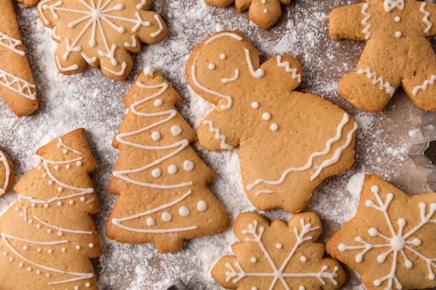 クリスマスの甘い食べ物自家製ジンジャーブレッドクッキーと茶色のテーブルの台所用品