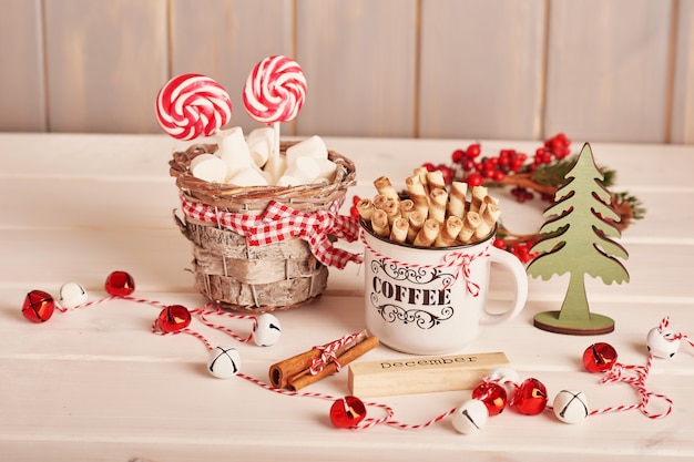 Dolci natalizi caramelle e marmellate sul tavolo