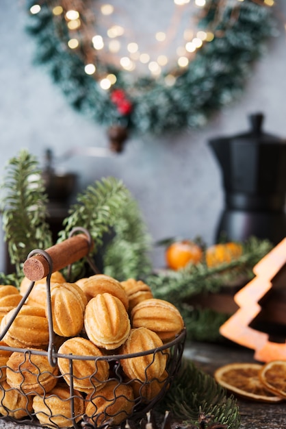 お祝いのテーブル、クリスマスの装飾、選択的な焦点にコンデンスミルクとクリスマスのお菓子クッキーナッツ