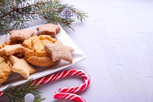 灰色の背景にクリスマスのお菓子。クリスマスのクッキーとキャンディケイン