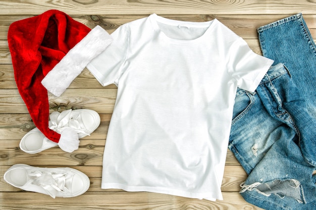 Maglietta di natale mock up. fashion flat lay per sito web, social media. modello di prodotto