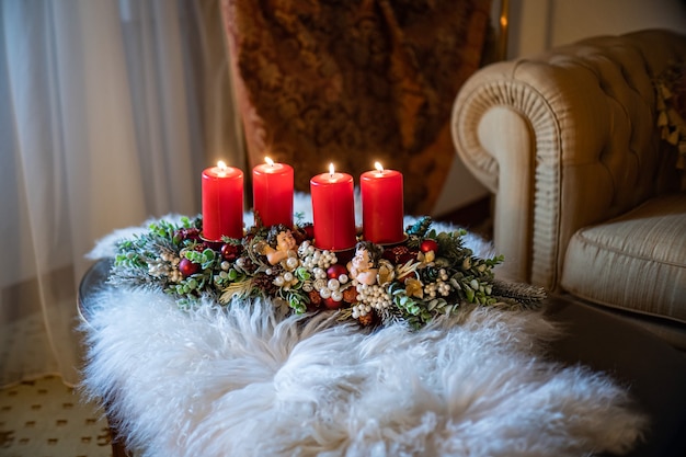 크리스마스 테이블 구성입니다. 아름다운 장식. 크리스마스 트리, 양초, 별, 조명 및 우아한 액세서리. 메리 크리스마스와 해피 홀리데이, 템플릿입니다.