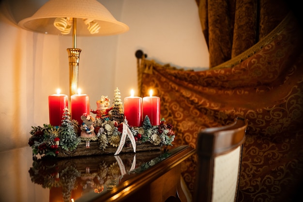 クリスマステーブルの構成。美しい装飾。クリスマスツリー、キャンドル、星、ライト、エレガントなアクセサリー。メリークリスマスとハッピーホリデー、テンプレート。