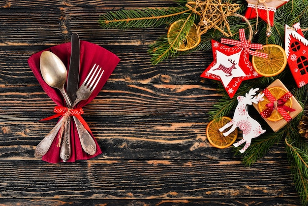 크리스마스 테이블 장식 크리스마스 저녁 식사 접시 칼 붙이 장식 축제 장식 겨울 방학 크리스마스 카드 텍스트를위한 여유 공간 메리 크리스마스 새해 복 많이 받으세요