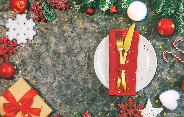 Tavola di natale. cena di vacanza concetto. messa a fuoco selettiva bellissima