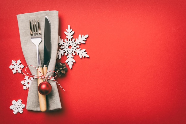 Foto regolazione del posto della tavola di natale con il tovagliolo del coltello e la forchetta fondo di festa del nuovo anno con lo spazio della copia