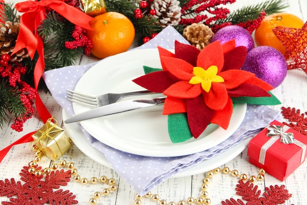 お祝いの装飾が施されたクリスマステーブルの設定をクローズアップ