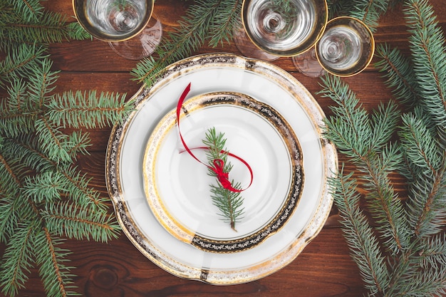 Photo christmas table setting with pine tree branches and decorations top view