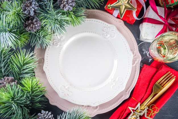 Regolazione della tavola di natale con piatti e bicchiere di champagne