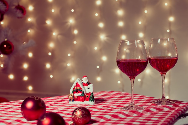 ワイングラスを持つクリスマステーブル