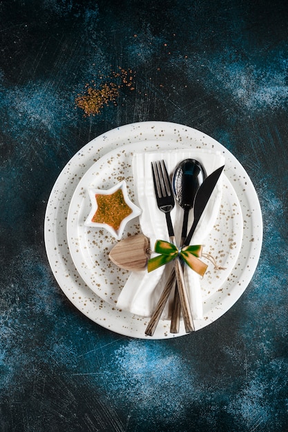Photo christmas tableware arrangement on table