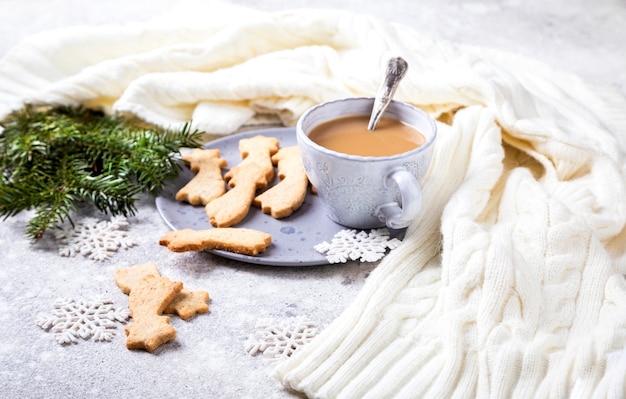 Tè di natale con biscotti e abete rosso