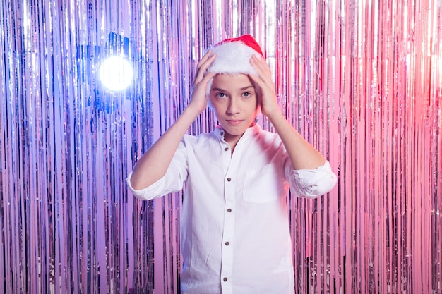 Christmas Teen jongen met kerstman hoed