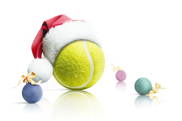 크리스마스 테니스. 산타 모자에 테니스 공 흰색 배경에 크리스마스 장난감입니다. 외딴