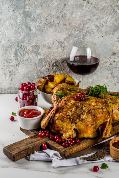 Natale, cibo del ringraziamento, pollo arrosto al forno con mirtilli rossi ed erbe