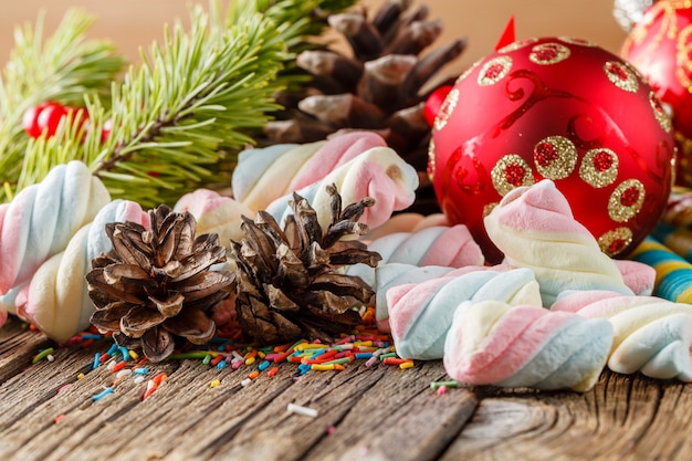 クリスマスのテーマ。木製のテーブルに松と赤のボール