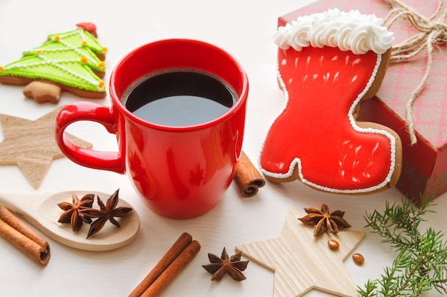 Рождественская композиция с красной чашкой кофе и имбирным печеньем