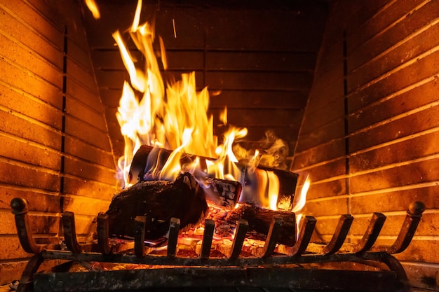 クリスマスの時期 自宅の居心地の良い暖炉で薪を燃やす