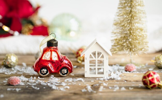Рождественский игрушечный автомобиль и детали рождественского декора на размытом фоне