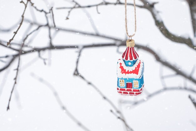 Ornamento della casa del fatato del giocattolo di natale sull'albero del ramo