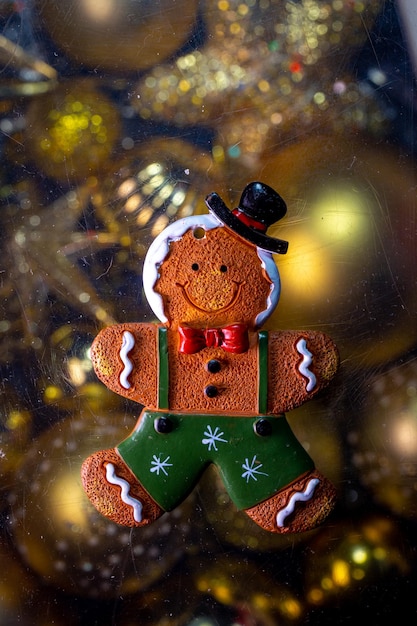 Photo christmas toy gingerbread on the background of golden toys