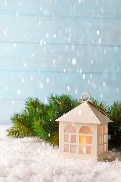 Christmas Toy-huis, het sneeuwt op een natuurlijke achtergrond van een echte spar in de sneeuw.