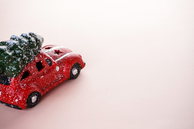 ベージュのクリスマスグッズの赤い車。クリスマスの組成物。