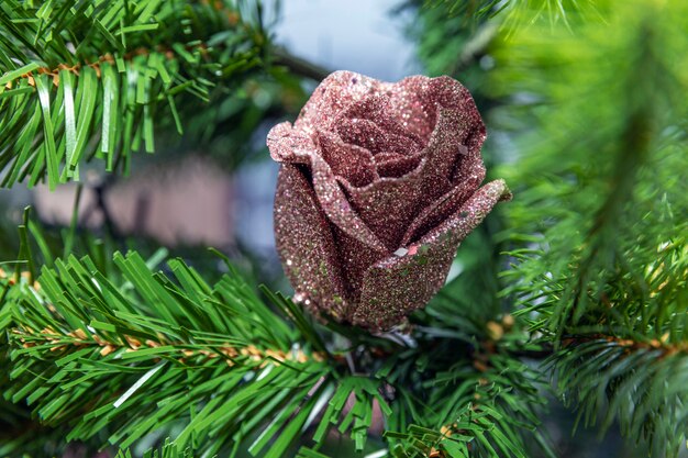 Il giocattolo di natale è aumentato sui rami di un albero di natale artificiale.