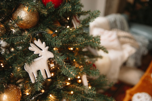 Foto cervi di legno del giocattolo di natale sull'albero di natale