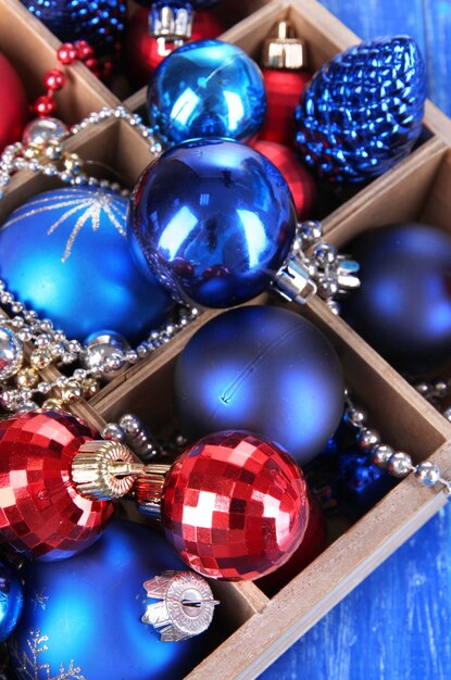 나무 테이블 클로즈업에 상자에 크리스마스 장난감