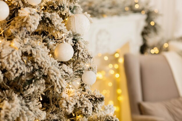 Foto giocattoli di natale per il primo piano dell'albero di natale