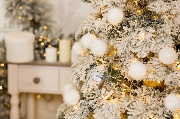 Foto giocattoli di natale per il primo piano dell'albero di natale