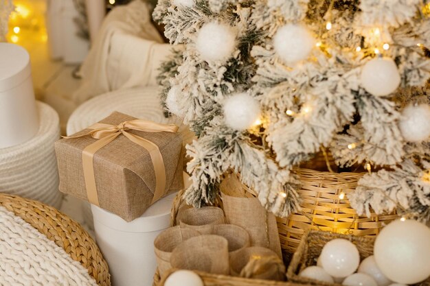 Foto giocattoli di natale per il primo piano dell'albero di natale