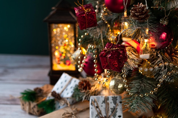 クリスマスのおもちゃのクローズ アップ 暖かい色のクリスマスの装飾 クリスマスと新年の赤いボール