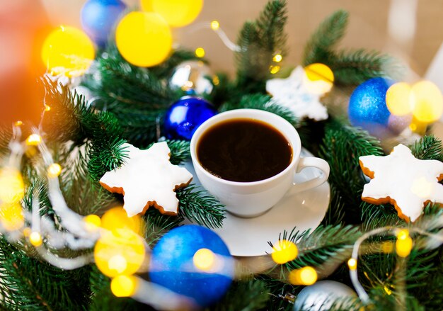 クリスマスのおもちゃと一杯のコーヒー