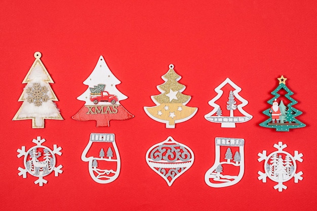 Photo christmas toys decorations for the christmas tree on a red background