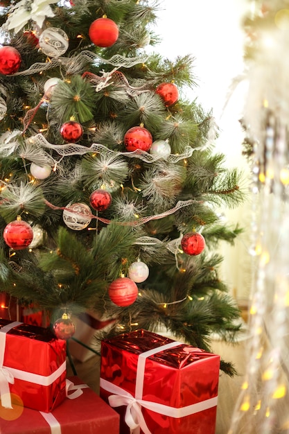 Photo christmas toys hanging on the tree beautiful holiday decor